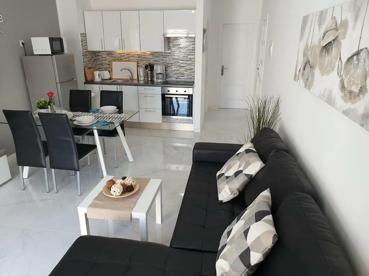 Casa Las Flores With Heated Pool, Only 490 Meters To The Beach, Balcony, Wifi Arona  0*, Arona (Tenerife)